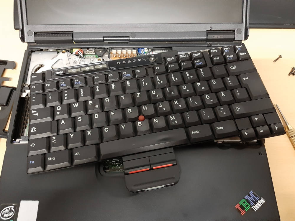 Thinkpad Tastatur ausbauen